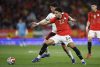 El delantero de Egipto, Omar Marmoush (d), disputa el balón ante el centrocampista de la selección española, Fornals, durante el encuentro amistoso que disputan este martes en el RCD Stadium, en Barcelona. EFE / Alberto Estevez.
