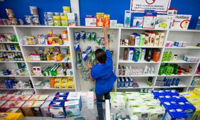 Una mujer organiza medicamentos en una farmacia. Imagen de archivo. EFE/Miguel Gutiérrez