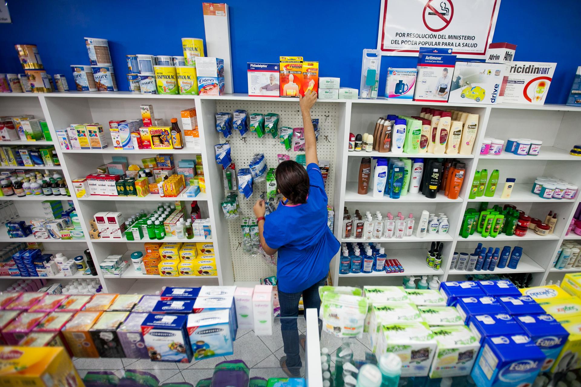 Una mujer organiza medicamentos en una farmacia. Imagen de archivo. EFE/Miguel Gutiérrez