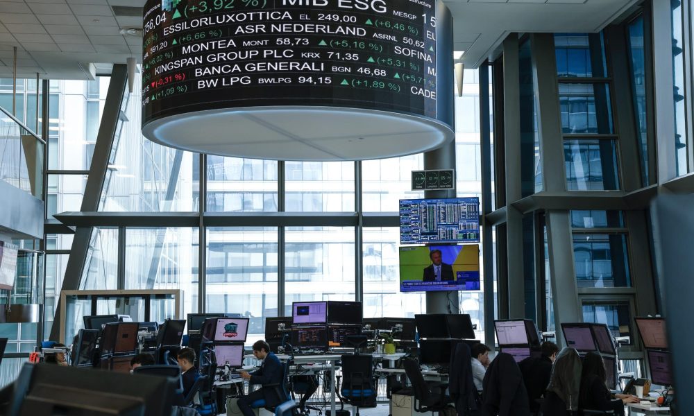 Agentes bursátiles en la sede del Euronext en París (Francia).  EFE/EPA/YOAN VALAT/Archivo