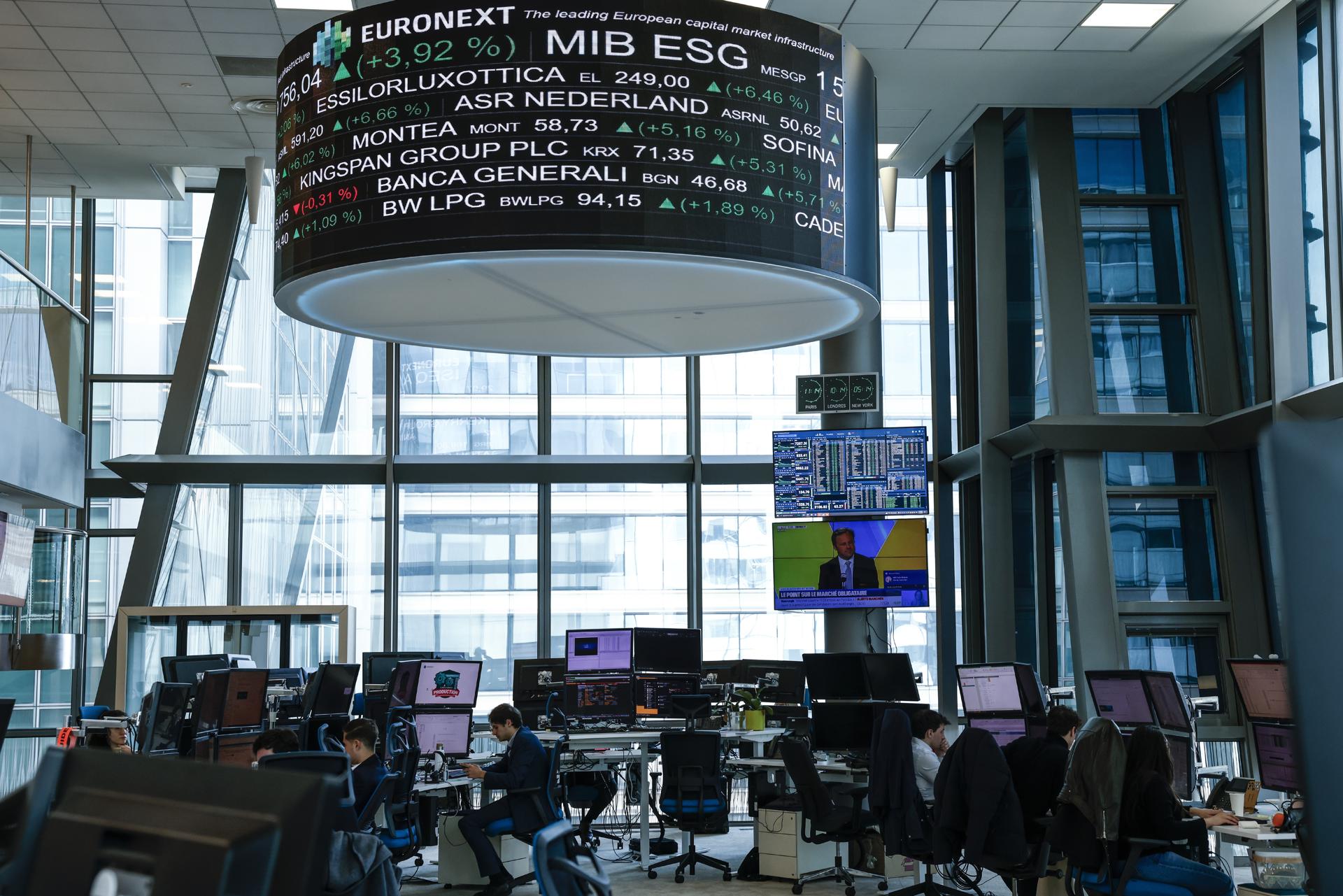 Agentes bursátiles en la sede del Euronext en París (Francia).  EFE/EPA/YOAN VALAT/Archivo