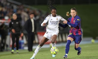 Fotografía de archivo en la que la defensora del FC Barcelona Ona Battle (d) lucha el balón con Naomie Feller, del Real Madrid, durante el partido de Liga F que Real Madrid y FC Barcelona disputaron en el estadio Alfredo Di Stéfano. EFE/Víctor Lerena