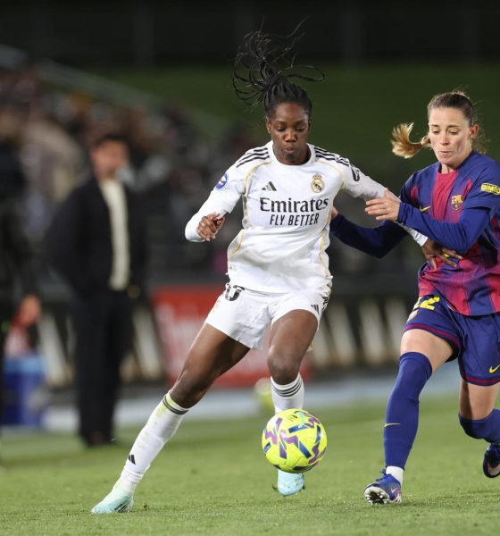 Fotografía de archivo en la que la defensora del FC Barcelona Ona Battle (d) lucha el balón con Naomie Feller, del Real Madrid, durante el partido de Liga F que Real Madrid y FC Barcelona disputaron en el estadio Alfredo Di Stéfano. EFE/Víctor Lerena