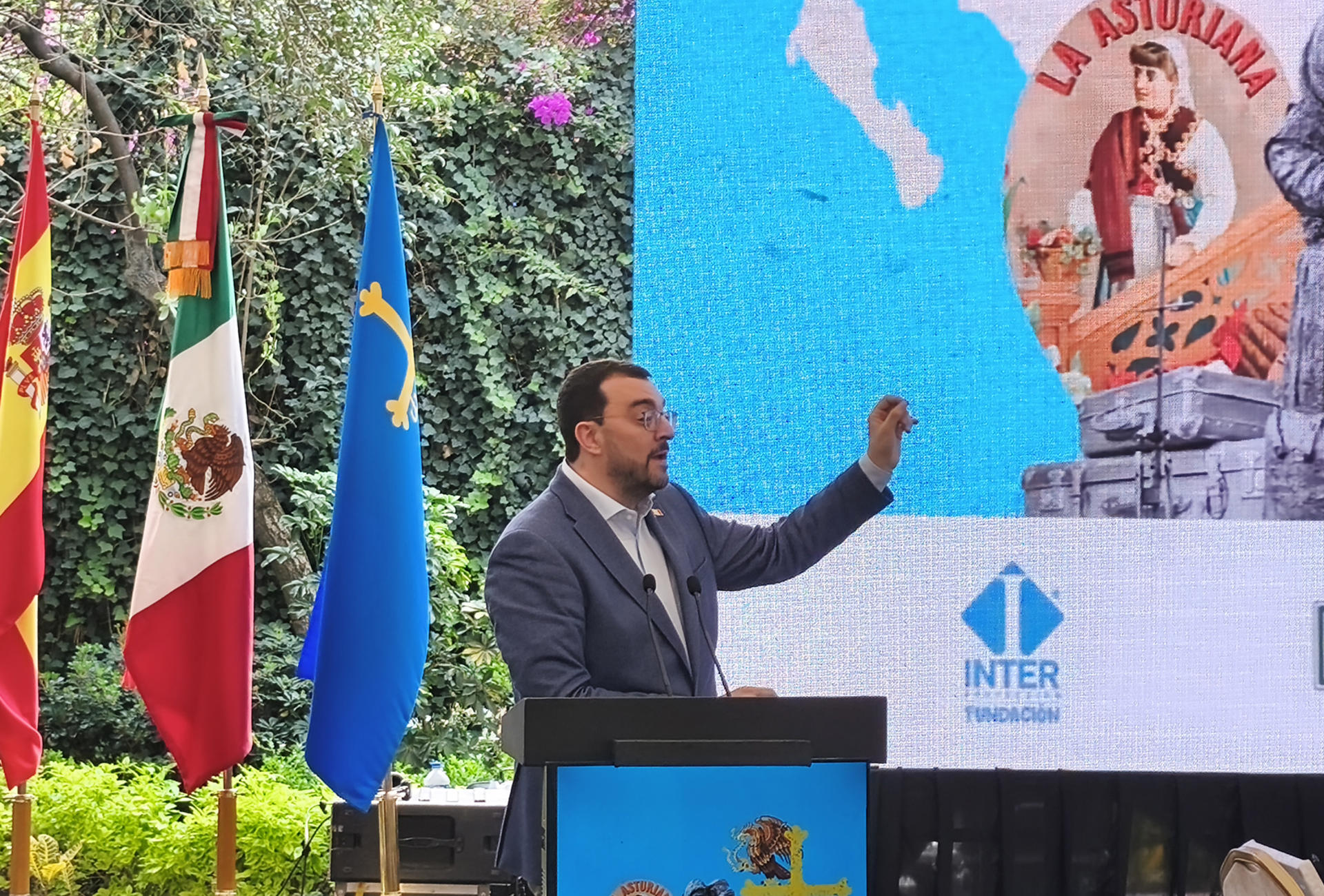 El presidente del Principado de Asturias, Adrián Barbón, habla durante un acto protocolario este sábado, en Ciudad de México (México). EFE/Diego Estrada