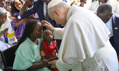 Una fotografía facilitada por Medios de comunicación de Vaticano muestra al papa León XIV durante su visita privada al Hospital Católico San Pablo de Douala, en Camerún, el 17 de abril de 2026. EFE/EPA/VATICAN MEDIA /  SOLO USO EDITORIAL / NO VENTAS