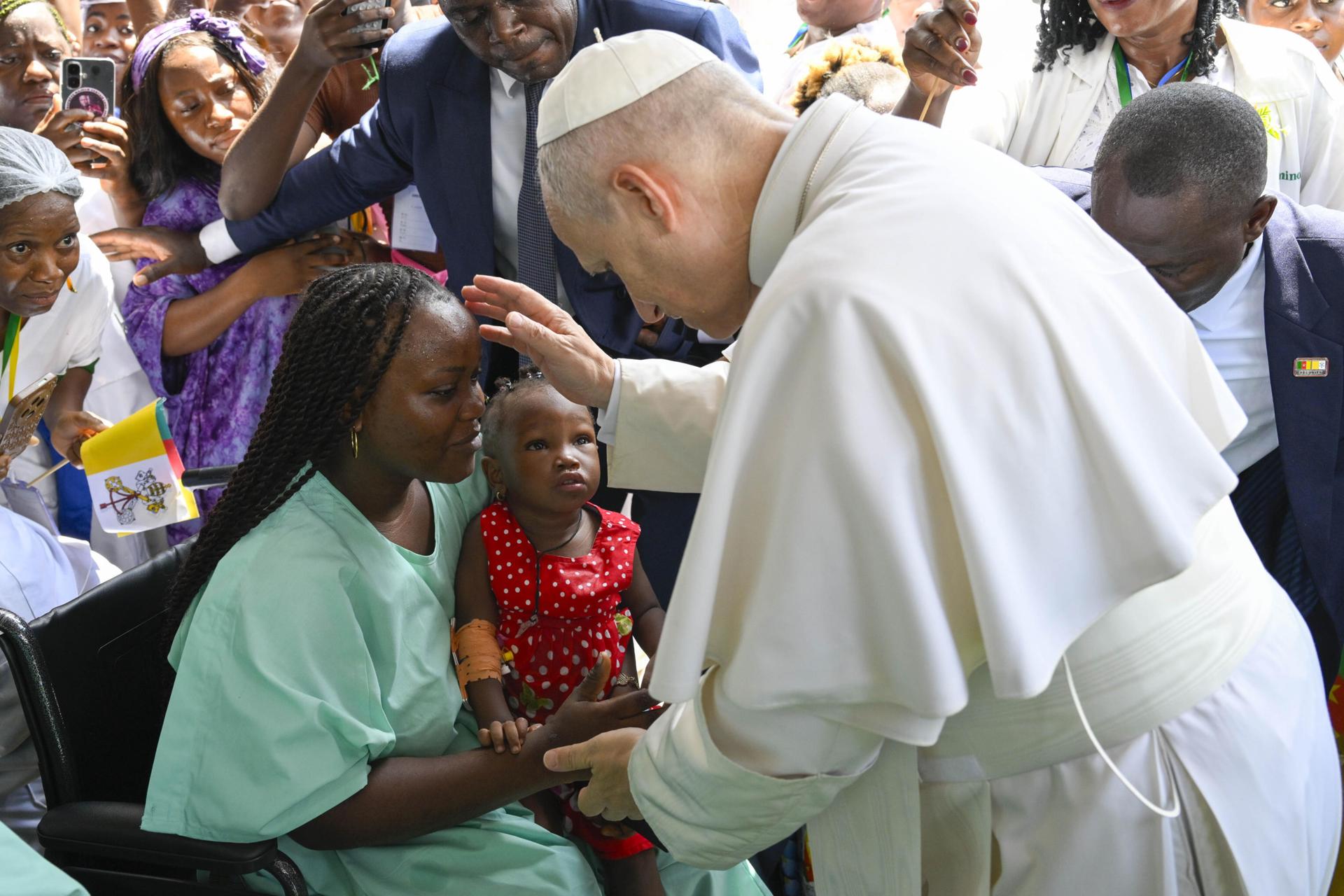 Una fotografía facilitada por Medios de comunicación de Vaticano muestra al papa León XIV durante su visita privada al Hospital Católico San Pablo de Douala, en Camerún, el 17 de abril de 2026. EFE/EPA/VATICAN MEDIA /  SOLO USO EDITORIAL / NO VENTAS