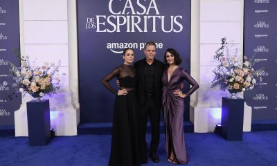 La actriz Fernanda Urrejola (d), posa junto a los directores de cine Francisca Alegría y Andrés Wood durante el estreno internacional de la serie 'La Casa de los Espíritus' este jueves, en el teatro Municipal de Santiago (Chile). EFE/ Elvis González