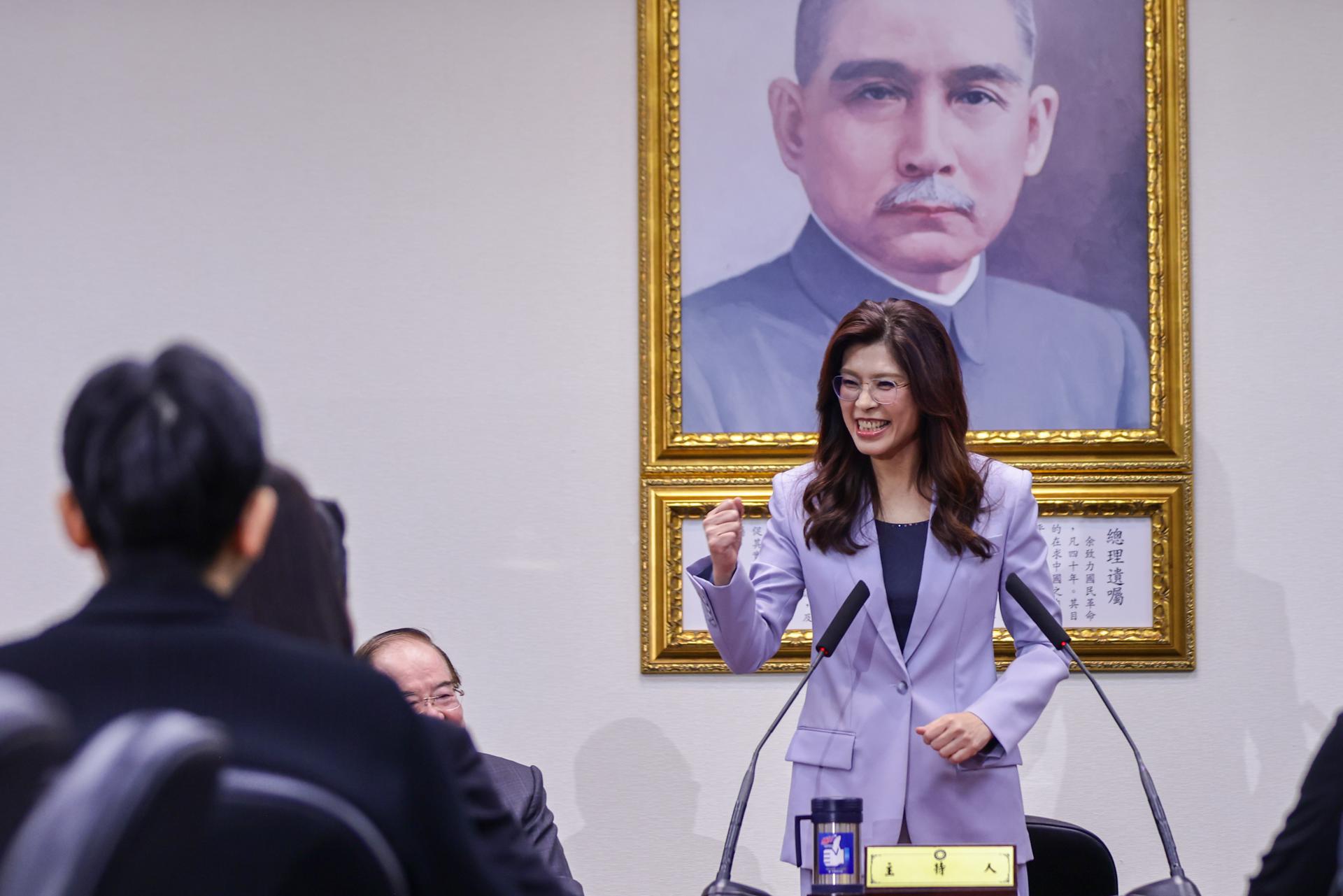 TAIPEI (Taiwán), 07/04/2026.- La presidenta del principal partido de oposición de Taiwán, el Kuomintang (KMT), Cheng Li-wun (derecha), habla durante una conferencia de prensa antes de su partida para una visita de seis días a China continental, en la sede del partido en Taipéi, Taiwán, el 7 de abril de 2026. 
EFE/EPA/RITCHIE B. TONGO