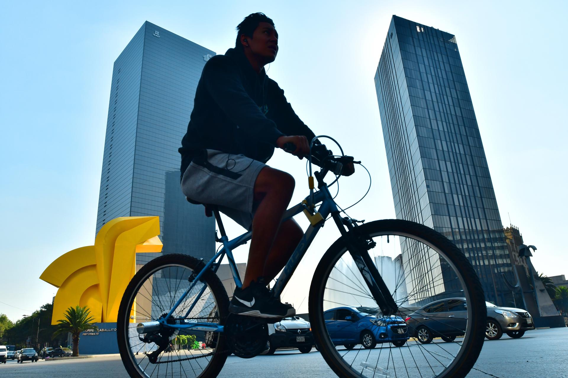 Especialistas del sector privado redujeron al 1,44 % el pronóstico de crecimiento del producto interno bruto (PIB) mexicano para 2026, tras una estimación previa del 1,46 %, según indicó este miércoles la tercera encuesta mensual del año del Banco de México (Banxico). Imagen de archivo. EFE/Jorge Núñez