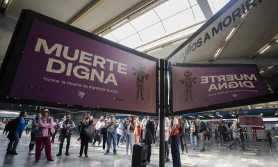 Personas observan la exposición 'Muerte Digna, ¡Ya!', durante su inauguración en una estación del Sistema de Transporte Colectivo en Ciudad de México (México). EFE/ Isaac Esquivel