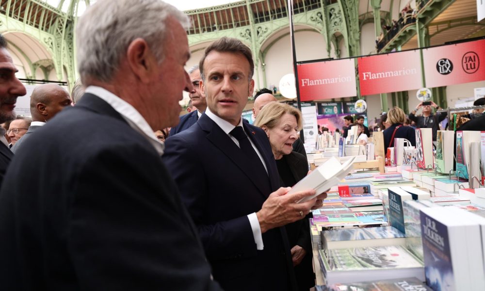 El presidente francés Emmanuel Macron (D) y el presidente de la editorial Editions Gallimard, Antoine Gallimard (I), visitan la Feria del Libro de París en el Grand Palais de París, Francia, 17 de abril de 2026. La Feria del Libro de París se celebra del 17 al 19 de abril y los cómics son el plato fuerte del festival. (Francia) EFE/EPA/TERESA SUAREZ / POOL