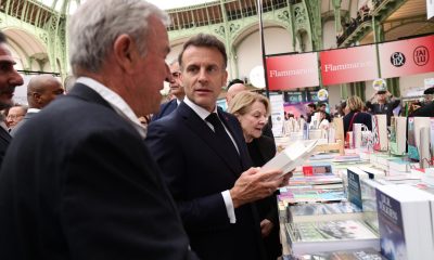 El presidente francés Emmanuel Macron (D) y el presidente de la editorial Editions Gallimard, Antoine Gallimard (I), visitan la Feria del Libro de París en el Grand Palais de París, Francia, 17 de abril de 2026. La Feria del Libro de París se celebra del 17 al 19 de abril y los cómics son el plato fuerte del festival. (Francia) EFE/EPA/TERESA SUAREZ / POOL