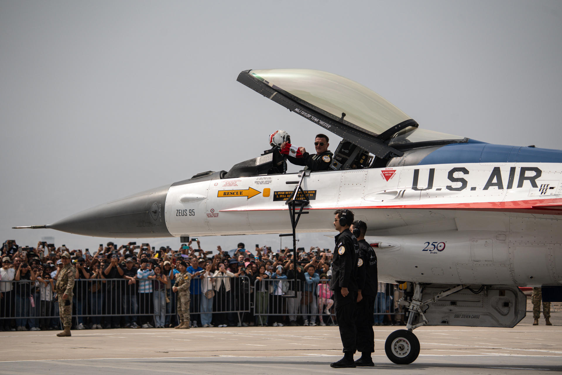Fotografía que muestra un avión F-16 de Estados Unidos en el XVIII Festival Aéreo BALP Lima 2026 este sábado, en la Base Aérea Las Palmas, en Lima (Perú). EFE/ John Reyes