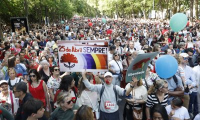 Miles de portugueses conmemoran en Lisboa el 25 de abril, fecha en la que hace 52 años cayó la dictadura salazarista con la conocida como Revolución de los Claveles y regresó la democracia al país. EFE/EPA/ANTONIO PEDRO SANTOS