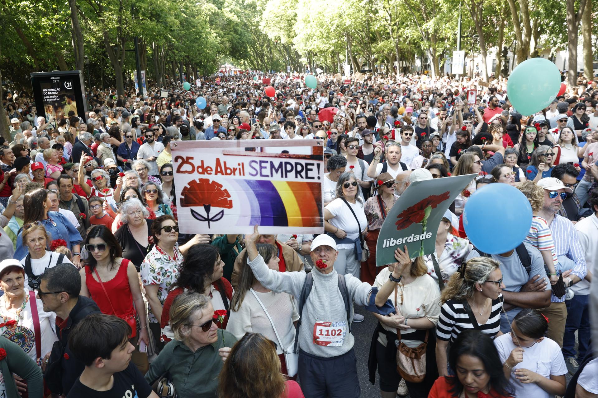 Miles de portugueses conmemoran en Lisboa el 25 de abril, fecha en la que hace 52 años cayó la dictadura salazarista con la conocida como Revolución de los Claveles y regresó la democracia al país. EFE/EPA/ANTONIO PEDRO SANTOS