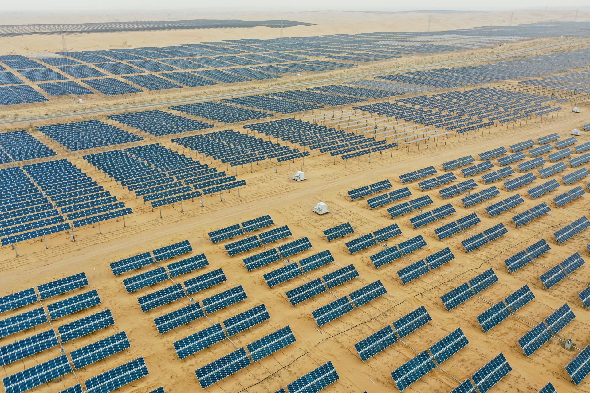 Fotografía de archivo de paneles solares de Dalat Base en la ciudad de Ordos, en el noreste de China. EFE/EPA/WU HAO