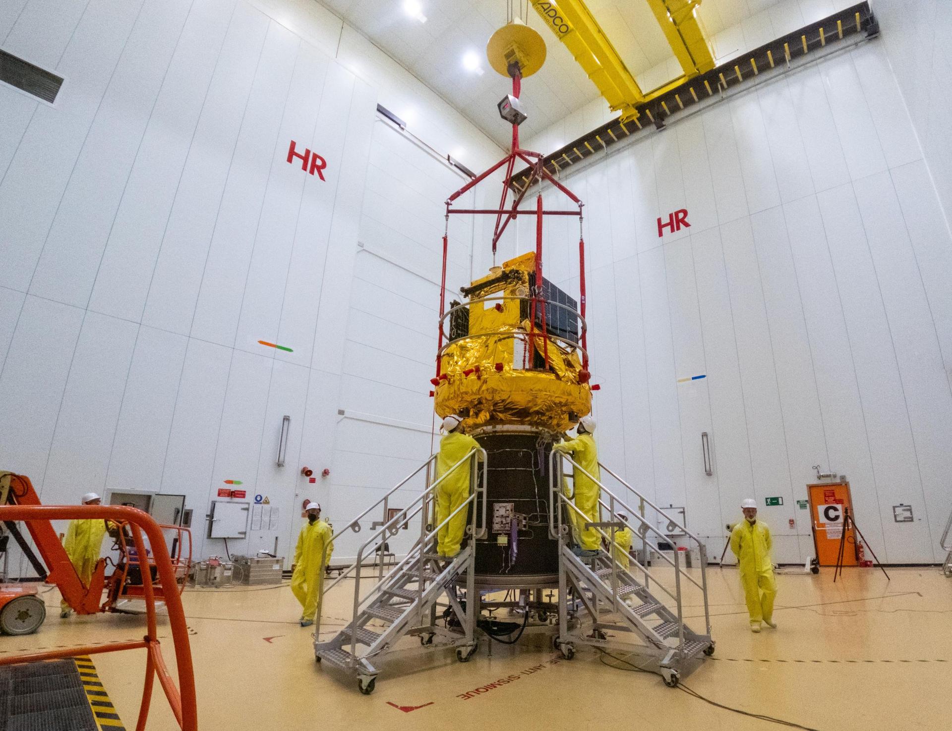 La nave espacial Smile (de color dorado) se acopló a un adaptador del cohete Vega-C (cono negro) el pasado 25 de marzo. Fotografía facilitada por la ESA-M. Pédoussaut