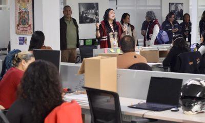 Fotografía cedida por el Ministerio de Trabajo de Colombia que muestra a la viceministra de Relaciones Laborales, Sandra Muñoz (c), durante una visita a las instalaciones del sistema de medios públicos RTVC, este lunes en Bogotá (Colombia). EFE/Ministerio de Trabajo