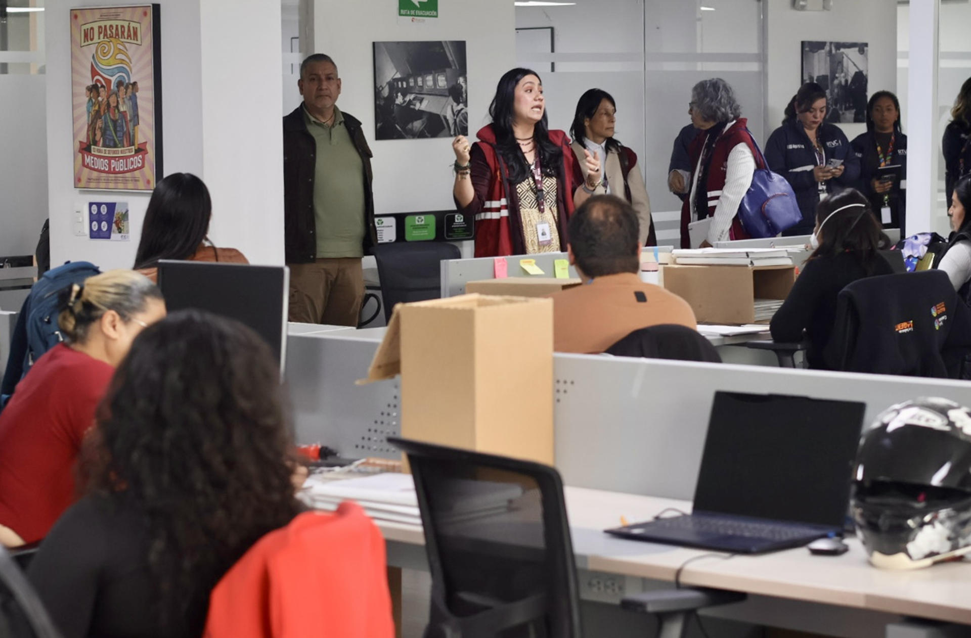 Fotografía cedida por el Ministerio de Trabajo de Colombia que muestra a la viceministra de Relaciones Laborales, Sandra Muñoz (c), durante una visita a las instalaciones del sistema de medios públicos RTVC, este lunes en Bogotá (Colombia). EFE/Ministerio de Trabajo