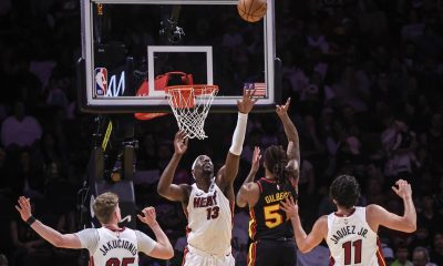 El pívot de Miami Heat Bam Adebayo (2i), trata de obstaculizar el lanzamiento del base de los Atlanta Hawks, Keshon Gilbert durante el partido disputado en el Kaseya Center. de Miami. EFE/EPA/CRISTOBAL HERRERA-ULASHKEVICH