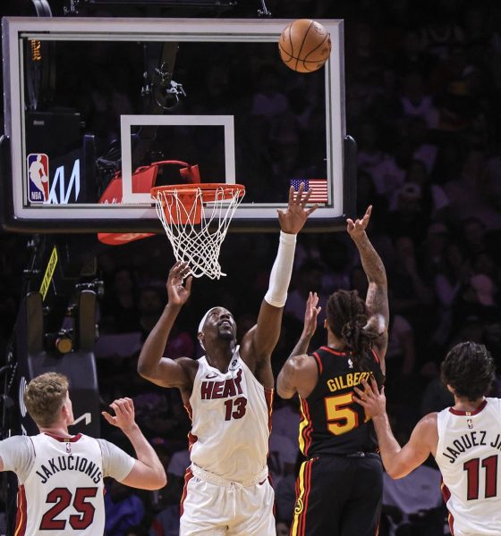 El pívot de Miami Heat Bam Adebayo (2i), trata de obstaculizar el lanzamiento del base de los Atlanta Hawks, Keshon Gilbert durante el partido disputado en el Kaseya Center. de Miami. EFE/EPA/CRISTOBAL HERRERA-ULASHKEVICH