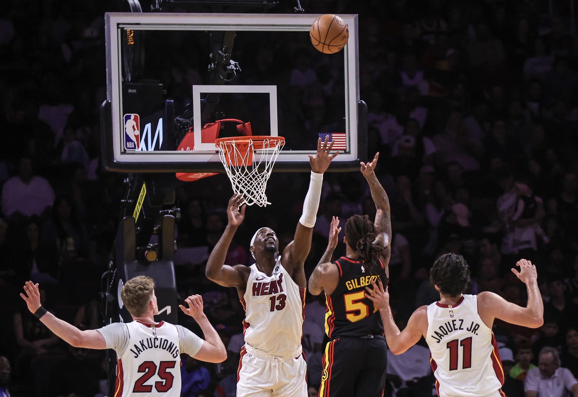 El pívot de Miami Heat Bam Adebayo (2i), trata de obstaculizar el lanzamiento del base de los Atlanta Hawks, Keshon Gilbert durante el partido disputado en el Kaseya Center. de Miami. EFE/EPA/CRISTOBAL HERRERA-ULASHKEVICH