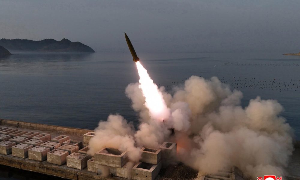 Ubicación no revelada (Corea del Norte), 19/04/2026.- Una fotografía difundida por la Agencia Central de Noticias de Corea del Norte (KCNA) muestra el lanzamiento de prueba de un misil balístico táctico superficie-superficie Hwasongpho-11 Ra mejorado en una ubicación no revelada de Corea del Norte, el 19 de abril de 2026 (publicada el 20 de abril de 2026).
EFE/EPA/KCNA EDITORIAL USE ONLY