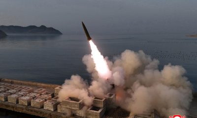 Ubicación no revelada (Corea del Norte), 19/04/2026.- Una fotografía difundida por la Agencia Central de Noticias de Corea del Norte (KCNA) muestra el lanzamiento de prueba de un misil balístico táctico superficie-superficie Hwasongpho-11 Ra mejorado en una ubicación no revelada de Corea del Norte, el 19 de abril de 2026 (publicada el 20 de abril de 2026).
EFE/EPA/KCNA EDITORIAL USE ONLY