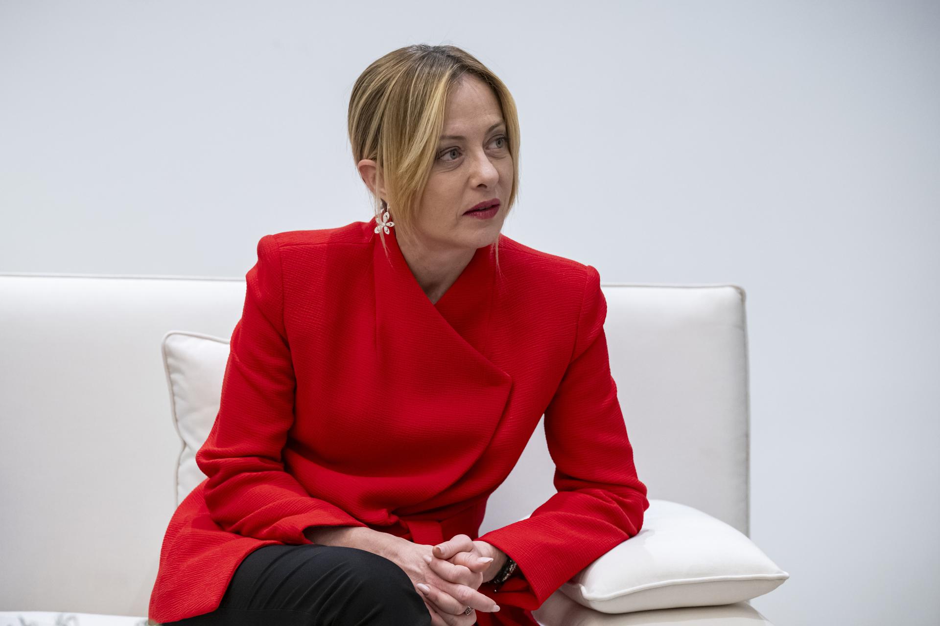 Fotografía facilitada por la Corte Presidencial de los EAU muestra a la primera ministra italiana, Giorgia Meloni, durante una reunión con el presidente de los Emiratos Árabes Unidos, el jeque Mohamed bin Zayed Al Nahyan (no aparece en la imagen), en Abu Dabi, Emiratos Árabes Unidos, el 05 de abril de 2026. EFE/EPA/Hamad Al Kaabi / Corte Presidencial de los EAUSOLO USO EDITORIAL / PROHIBIDA SU VENTA