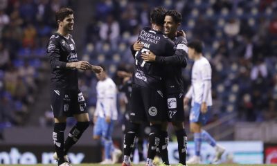 Jugadores de Querétaro celebran un gol en el partido de la Liga MX contra Puebla disputado en el estadio Cuauhtémoc en Puebla (México). EFE/ Hilda Ríos