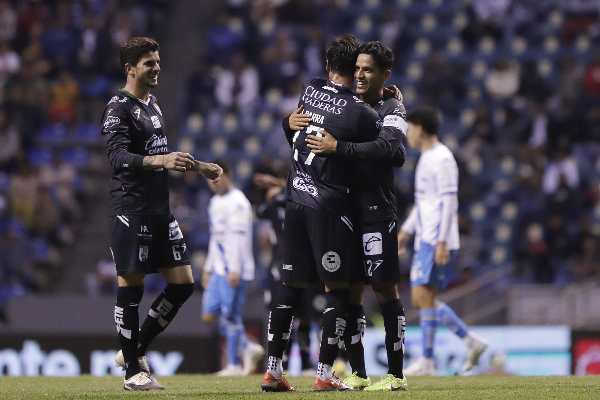 Jugadores de Querétaro celebran un gol en el partido de la Liga MX contra Puebla disputado en el estadio Cuauhtémoc en Puebla (México). EFE/ Hilda Ríos