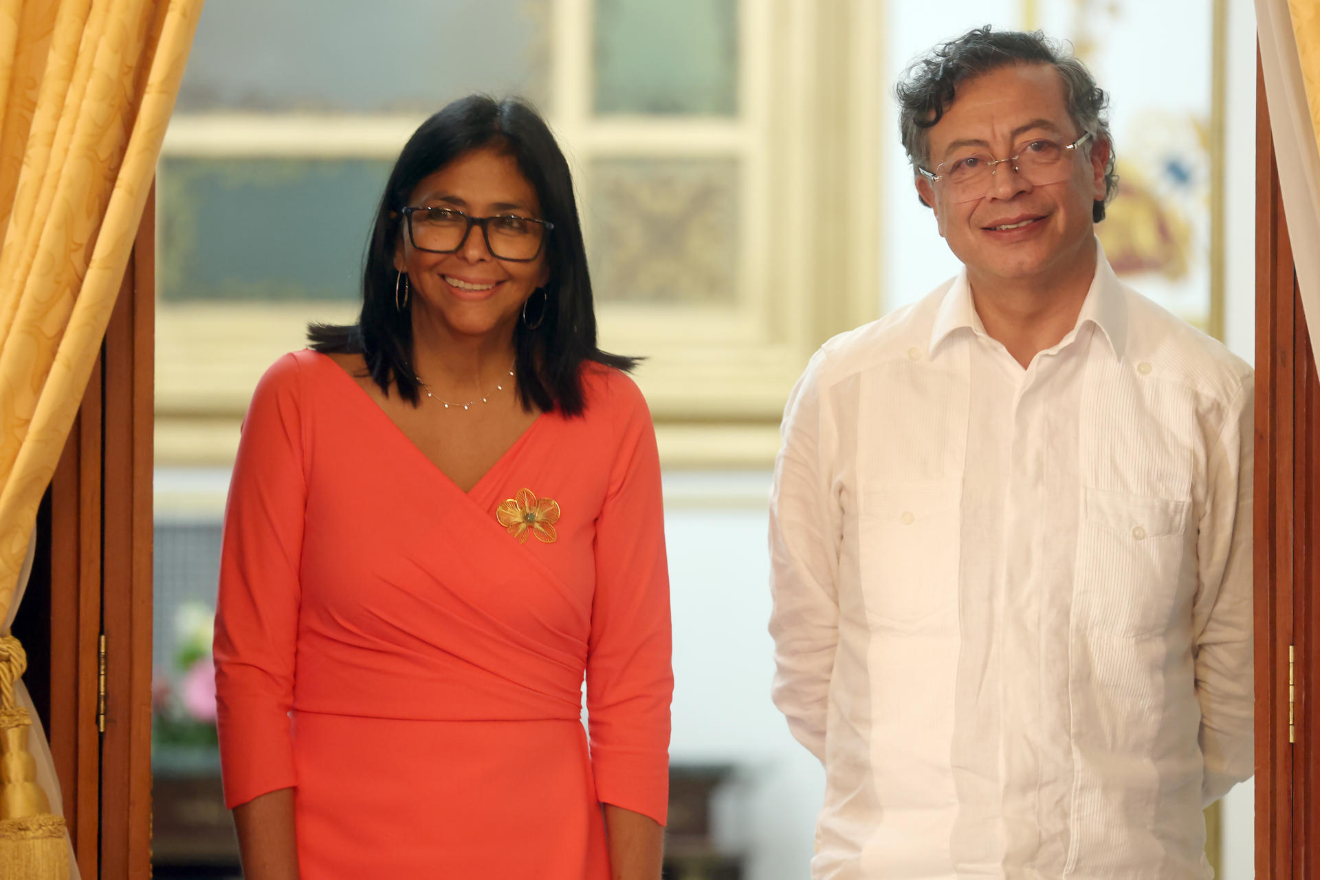 La presidenta encargada de Venezuela, Delcy Rodríguez (i), llega junto al presidente de Colombia, Gustavo Petro, a un evento en el palacio de Miraflores este viernes, en Caracas (Venezuela). EFE/ Miguel Gutiérrez