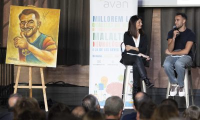 El central del Barcelona Eric Garcia , junto a la directora general de la Fundación Avan, Anna Soler (i) , durante la presentación de la vigésima primera edición del libro 'Relatos Solidarios del Deporte' en la Antigua Fábrica Damm desde donde aseguró que caer eliminados a manos del Atlético de Madrid en los cuartos de final de la Liga de Campeones "no quita mérito" a lo que han hecho en LaLiga EA Sports, competición que el equipo azulgrana lidera con nueve puntos de ventaja sobre el Real Madrid a siete jornadas para su finalización. EFE/ Marta Pérez