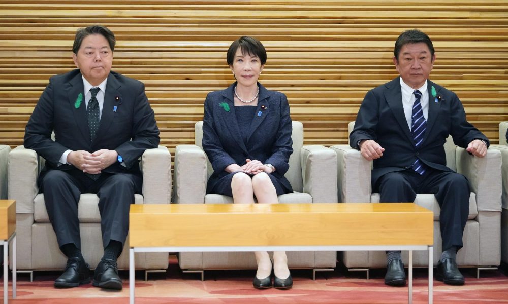TOKIO (Japón), 21/04/2026.- La primera ministra de Japón, Sanae Takaichi, asiste a una reunión de gabinete. El gobierno anunció la revisión de las directrices operativas de los Tres Principios sobre la Transferencia de Equipos y Tecnología de Defensa, lo que permite a Japón exportar equipos con capacidad letal o destructiva, como aviones de combate y destructores. EFE/EPA/JIJI PRESS JAPAN OUT EDITORIAL USE ONLY/