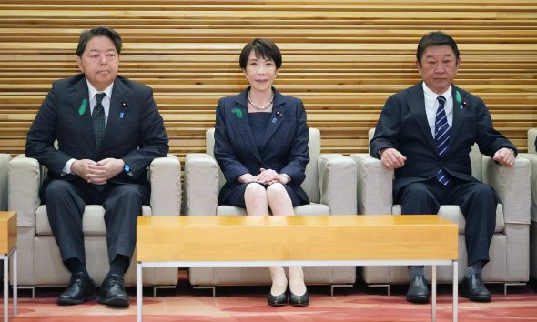 TOKIO (Japón), 21/04/2026.- La primera ministra de Japón, Sanae Takaichi, asiste a una reunión de gabinete. El gobierno anunció la revisión de las directrices operativas de los Tres Principios sobre la Transferencia de Equipos y Tecnología de Defensa, lo que permite a Japón exportar equipos con capacidad letal o destructiva, como aviones de combate y destructores. EFE/EPA/JIJI PRESS JAPAN OUT EDITORIAL USE ONLY/