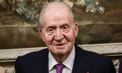 El rey emérito de España Juan Carlos I posa para los fotógrafos tras recibir el Premio Especial del Premio del Libro Político, organizado por la asociación francesa Lire la Société (Leer la Sociedad), por sus memorias Reconciliation, coescritas con la periodista francesa Laurence Debray (no fotografiada), en el Parlamento francés en París, Francia, este sábado 11 de abril de 2026. (Francia, España) EFE/EPA/TERESA SUAREZ