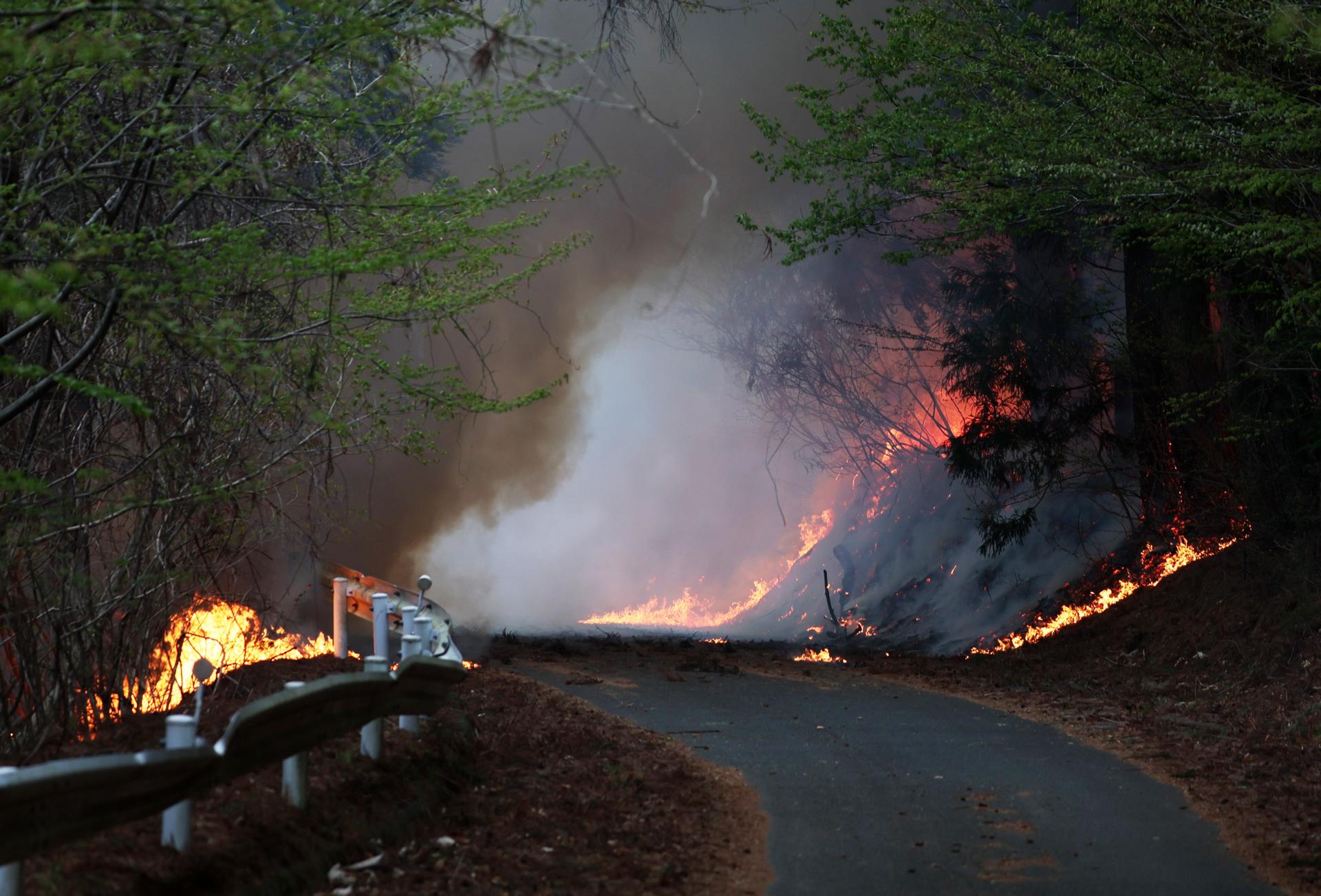OTSUCHI (Japan), 23/04/2026.- Vista de un incendio en la prefectura japonesa de Iwate, en el noreste del país. EFE/EPA/JIJI PRESS JAPAN OUT EDITORIAL USE ONLY/