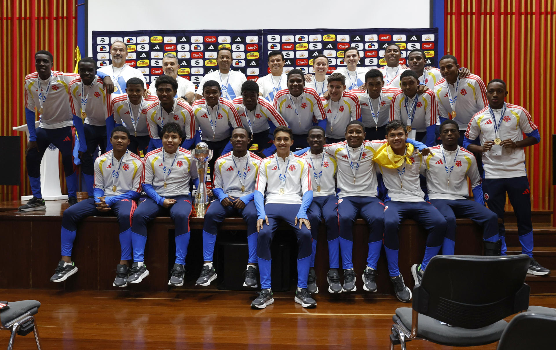 Jugadores de la selección colombiana de fútbol Sub-17 posan a su llegada a Bogotá (Colombia). EFE/ Mauricio Dueñas Castañeda