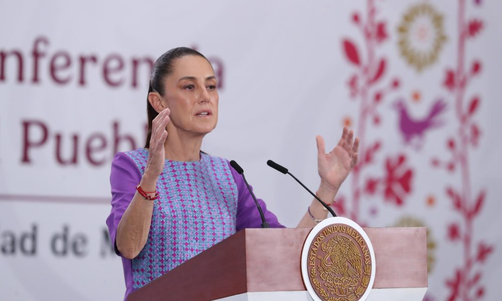 La presidenta de México, Claudia Sheinbaum, habla durante una rueda de prensa este jueves en el Palacio Nacional de la Ciudad de México (México). EFE/Mario Guzmán