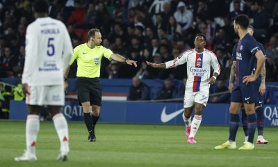 El jugador brasileño Endrick (2-d), del Lyon, celebra el 0-1 durante el partido de la Ligue 1 que han jugado PSG y Olympique Lyonnais en París, Francia. EFE/EPA/MOHAMMED BADRA
