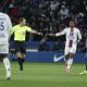 El jugador brasileño Endrick (2-d), del Lyon, celebra el 0-1 durante el partido de la Ligue 1 que han jugado PSG y Olympique Lyonnais en París, Francia. EFE/EPA/MOHAMMED BADRA