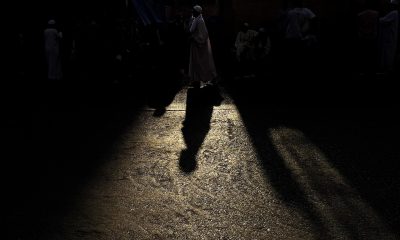 Un refugiado sudanés camina en un punto de encuentro para autobuses dispuestos para su regreso voluntario de Egipto a Sudán, el 12 de abril de 2025 en El Cairo, Egipto. EFE/EPA/MOHAMED HOSSAM
