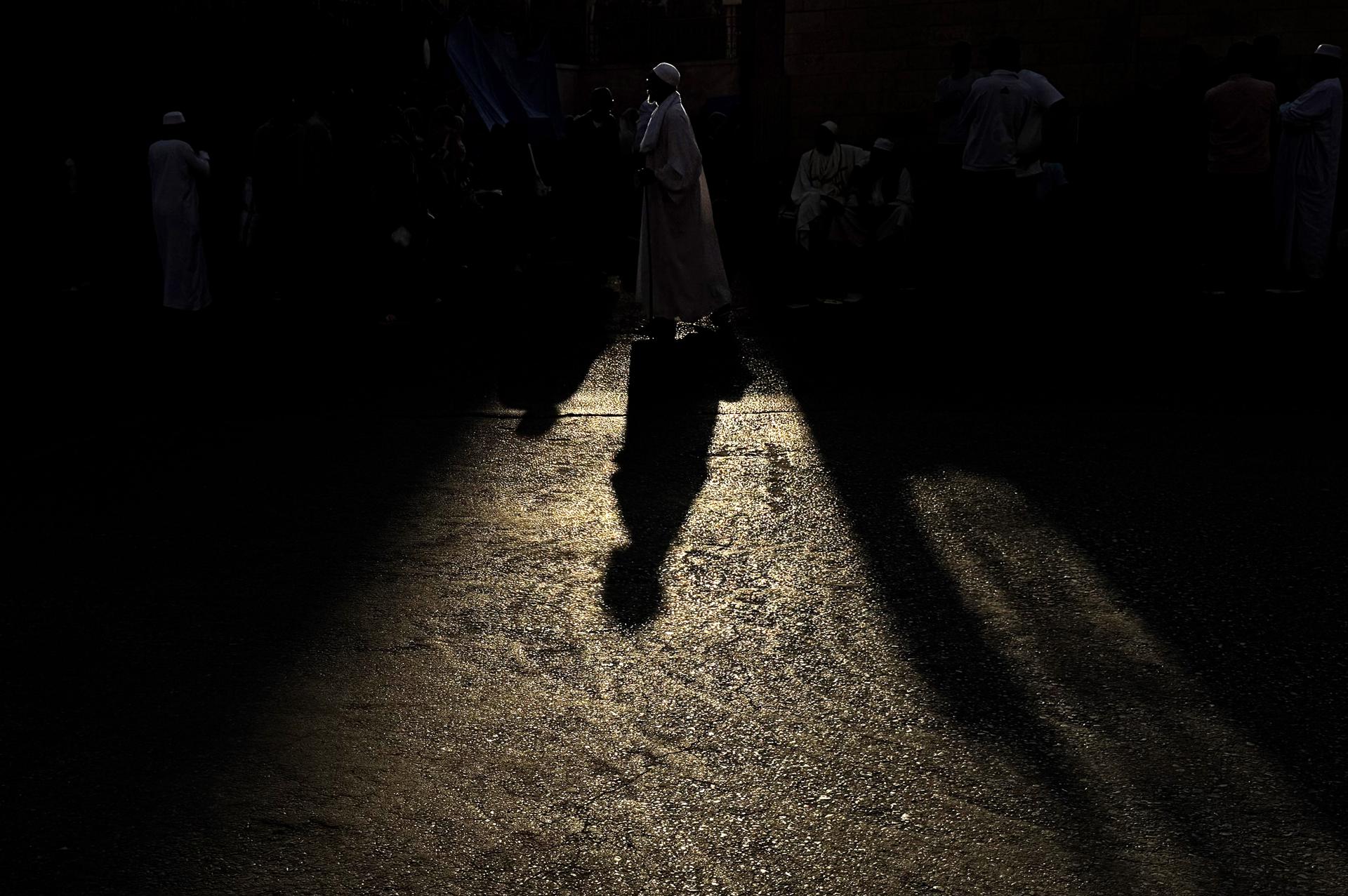 Un refugiado sudanés camina en un punto de encuentro para autobuses dispuestos para su regreso voluntario de Egipto a Sudán, el 12 de abril de 2025 en El Cairo, Egipto. EFE/EPA/MOHAMED HOSSAM
