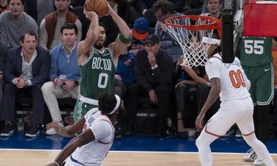Jayson Tatum (i), de Boston Celtics, lanza el balón este jueves, durante un partido de la NBA ante los Knicks en el Madison Square Garden en Nueva York (EE.UU.). EFE/Angel Colmenares