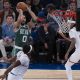 Jayson Tatum (i), de Boston Celtics, lanza el balón este jueves, durante un partido de la NBA ante los Knicks en el Madison Square Garden en Nueva York (EE.UU.). EFE/Angel Colmenares