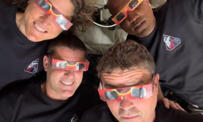 Fotografía cedida por la NASA donde aparecen los integrantes de la tripulación de la misión Artemis II, los astronautas de la NASA, la especialista de misión Christina Koch (arriba i), el piloto Victor Glover (arriba d), el comandante Reid Wiseman (abajo d), el astronauta de la Agencia Espacial Canadiense (CSA), y el especialista de misión Jeremy Hansen (abajo i), usando gafas de protección ocular durante el eclipse solar que presenciaron el 6 de abril de 2026 en un sobrevuelo a la luna. EFE/NASA /SOLO USO EDITORIAL /NO VENTAS /SOLO DISPONIBLE PARA ILUSTRAR LA NOTICIA QUE ACOMPAÑA /CRÉDITO OBLIGATORIO