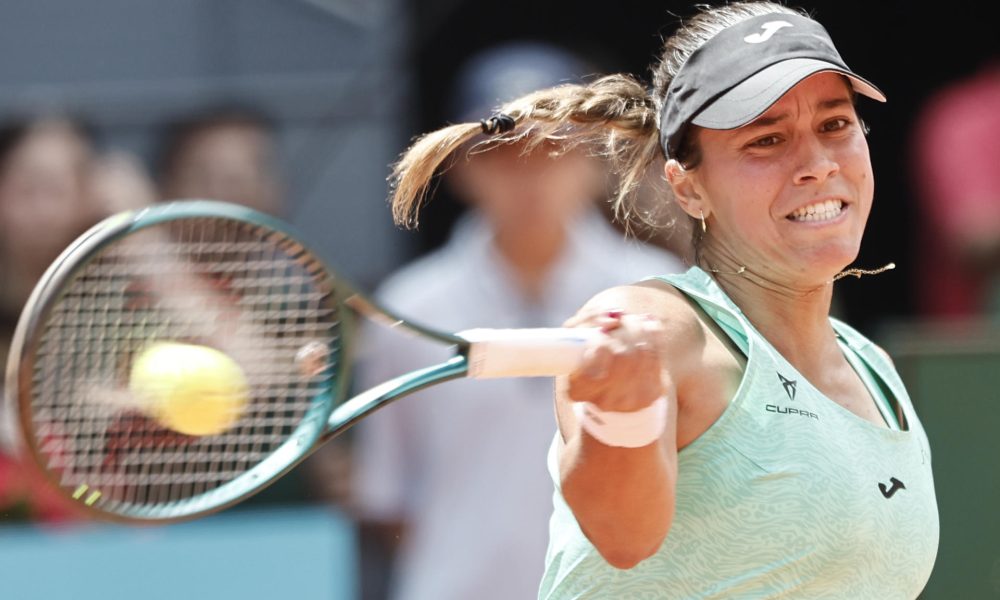 La española Jessica Bouzas, 50 del ranking de la WTA, devuelve la bola durante su partido de en su partido contra la brasileña Beatriz Haddad Maia, 69, con el que abre este martes su participación en el Mutua Open de Madrid. EFE/ Sergio Perez