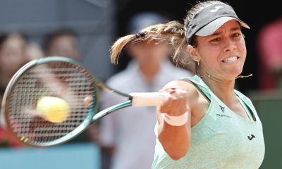 La española Jessica Bouzas, 50 del ranking de la WTA, devuelve la bola durante su partido de en su partido contra la brasileña Beatriz Haddad Maia, 69, con el que abre este martes su participación en el Mutua Open de Madrid. EFE/ Sergio Perez