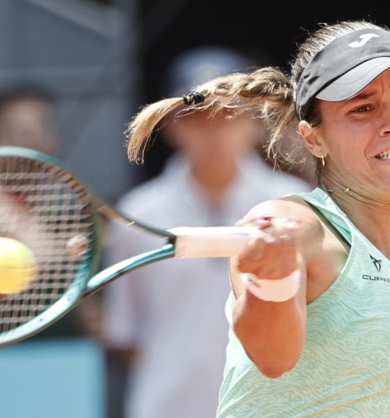 La española Jessica Bouzas, 50 del ranking de la WTA, devuelve la bola durante su partido de en su partido contra la brasileña Beatriz Haddad Maia, 69, con el que abre este martes su participación en el Mutua Open de Madrid. EFE/ Sergio Perez