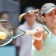 La española Jessica Bouzas, 50 del ranking de la WTA, devuelve la bola durante su partido de en su partido contra la brasileña Beatriz Haddad Maia, 69, con el que abre este martes su participación en el Mutua Open de Madrid. EFE/ Sergio Perez